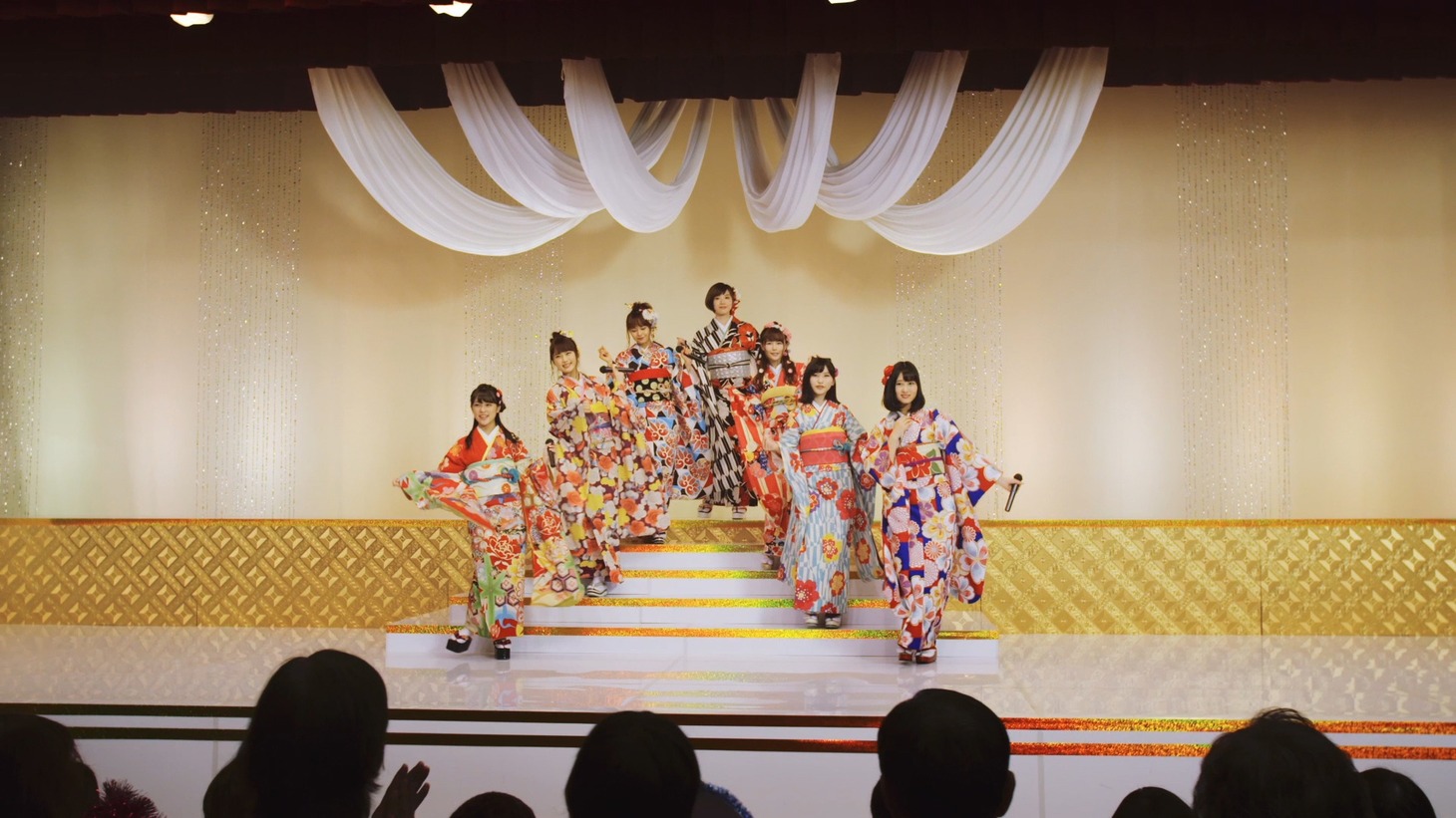 じゃんけん民「逆さ坂」ミュージックビデオのワンシーン。(c)AKS