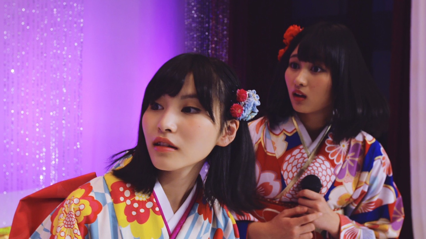 じゃんけん民「逆さ坂」ミュージックビデオのワンシーン。(c)AKS