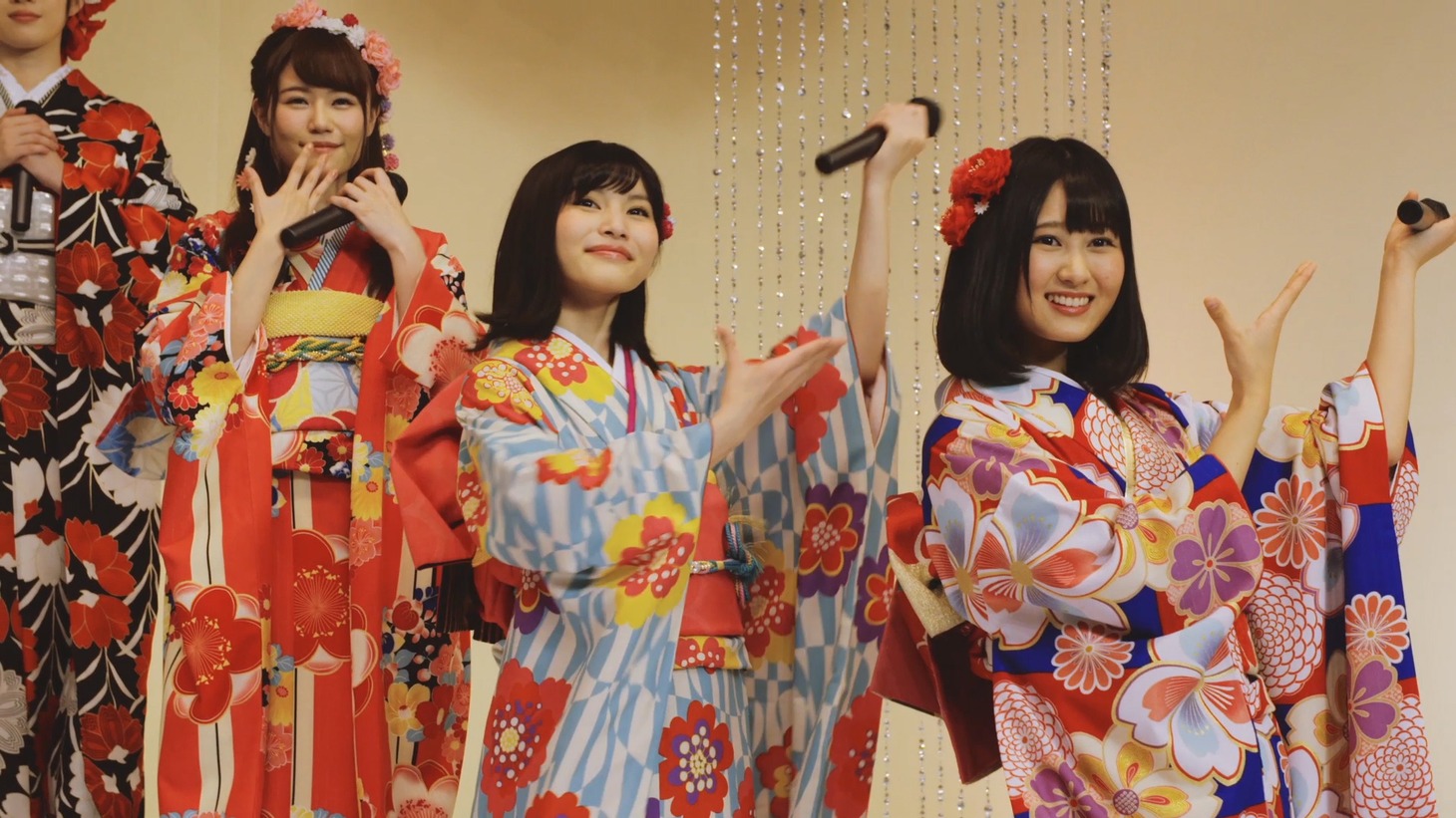じゃんけん民「逆さ坂」ミュージックビデオのワンシーン。(c)AKS