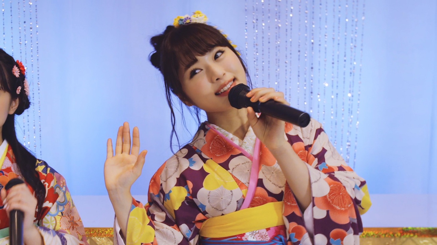 じゃんけん民「逆さ坂」ミュージックビデオのワンシーン。(c)AKS