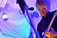 ハヤシコウスケ（G, Vo, Programming）（撮影：佐藤広理）