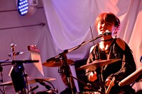 ハットリクミコ（Dr, Vo）（撮影：佐藤広理）