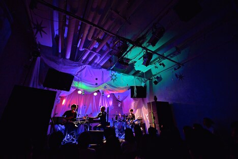 シナリオアート「[Chapter #13]-Warm Night-＆-Deep Night-」の「-Deep Night-」の様子。（撮影：佐藤広理）