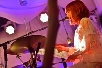 ハットリクミコ（Dr, Vo）（撮影：佐藤広理）