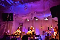 シナリオアート「[Chapter #13]-Warm Night-＆-Deep Night-」の「-Warm Night-」の様子。（撮影：佐藤広理）