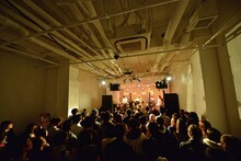 シナリオアート「[Chapter #13]-Warm Night-＆-Deep Night-」の「-Warm Night-」の様子。（撮影：佐藤広理）