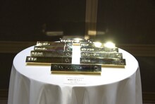 ディーン・フジオカらのトロフィー。