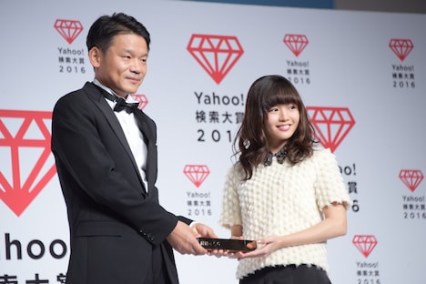 トロフィーを受け取る藤原さくら（右）。