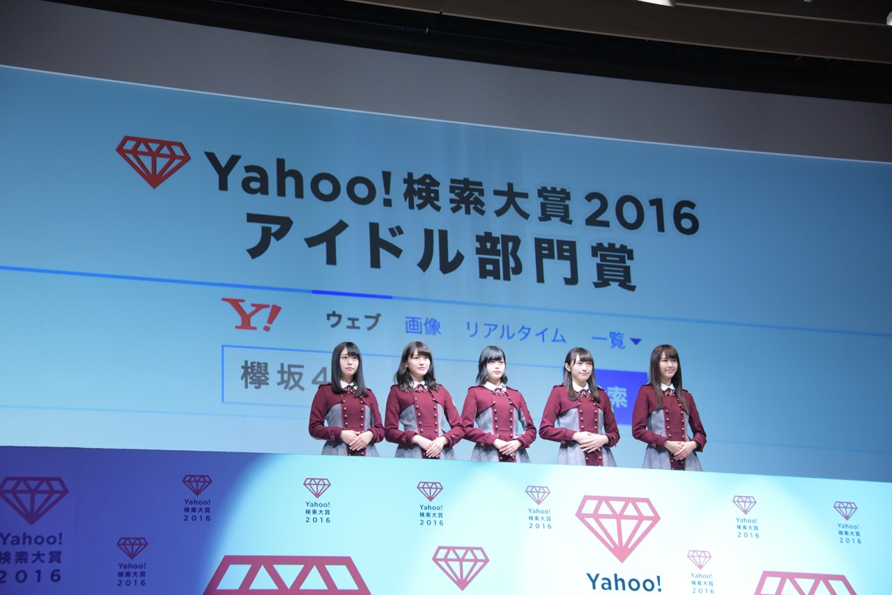 せり上がって登場する欅坂46。