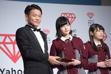 トロフィーを受け取る平手友梨奈（中央 / 欅坂46）。