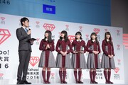ゲストMCの土田晃之(左)とトークする欅坂46（右）。