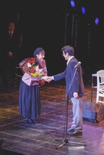 ゼネテックの上野憲二社長から花束を受け取る南壽あさ子。（提供：曼荼羅音楽出版）