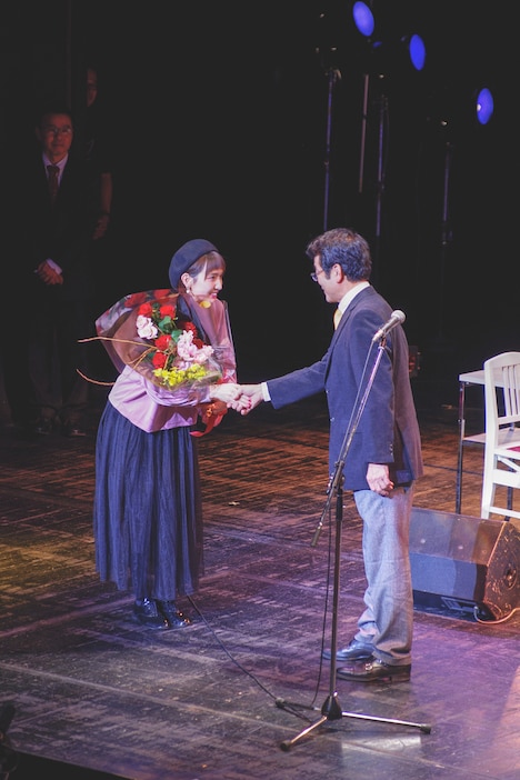 ゼネテックの上野憲二社長から花束を受け取る南壽あさ子。(提供:曼荼羅音楽出版)