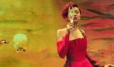 HARUHI「BANQUET」のミュージックビデオのワンシーン。