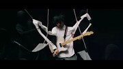 「リトルクライベイビー」ミュージックビデオのワンシーン。