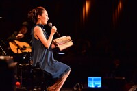 詩を朗読する一青窈。（撮影：高田梓）