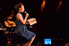 詩を朗読する一青窈。（撮影：高田梓）