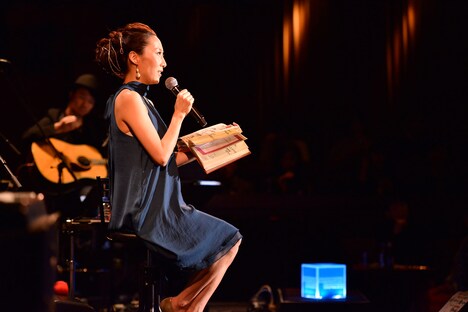 詩を朗読する一青窈。（撮影：高田梓）