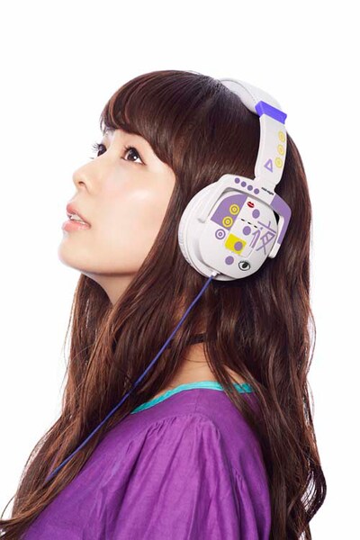 「真夜中のヘッドフォン」オリジナルのヘッドフォンを装着した南波志帆。