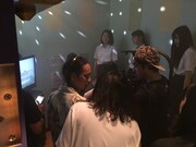 映画「そうして私たちはプールに金魚を、」撮影中の様子。