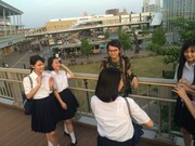 映画「そうして私たちはプールに金魚を、」撮影中の様子。中央はフジロッ久（仮）の藤原亮。