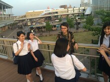 映画「そうして私たちはプールに金魚を、」撮影中の様子。中央はフジロッ久（仮）の藤原亮。