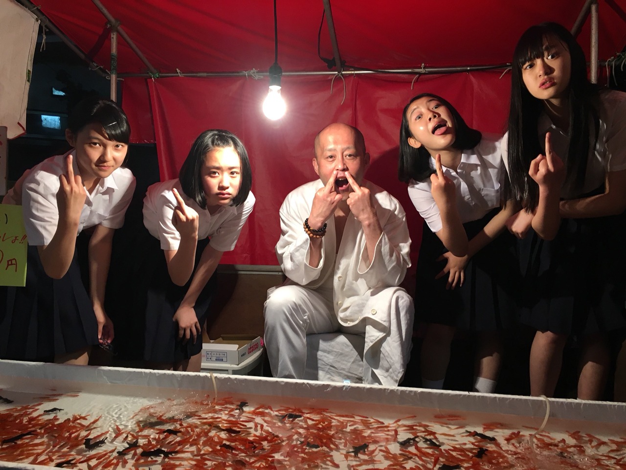 映画「そうして私たちはプールに金魚を、」撮影中の様子。中央はクリトリック・リスのスギム。