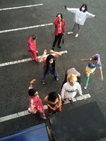 映画「そうして私たちはプールに金魚を、」メイキング写真より、NATURE DANGER GANG。