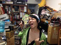 映画「そうして私たちはプールに金魚を、」メイキング写真より、フジロッ久（仮）の高橋元希。