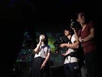 映画「そうして私たちはプールに金魚を、」撮影中の様子。左端はNATURE DANGER GANGのユキちゃん。