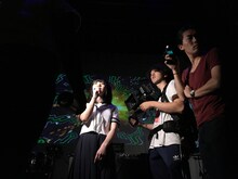 映画「そうして私たちはプールに金魚を、」撮影中の様子。左端はNATURE DANGER GANGのユキちゃん。