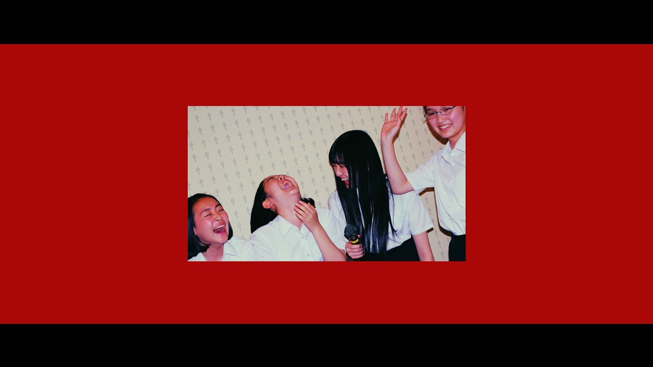 映画「そうして私たちはプールに金魚を、」予告編のワンシーン。