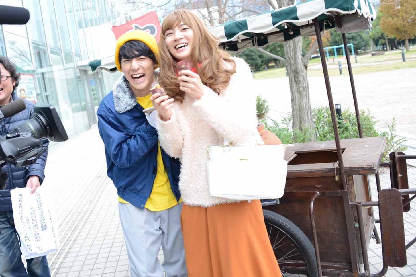 撮影中に笑顔を見せる（左から）ユースケ、ユーキ。
