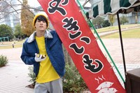 焼き芋屋さんに扮したユースケ。