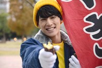 焼き芋屋さんに扮したユースケ。