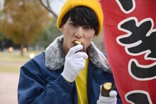 クールに焼き芋をほおばるユースケ。