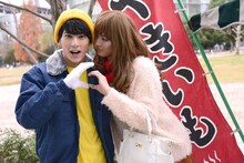 一緒に「G」マークを作る（左から）ユースケ、ユーキ。