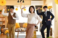 左から“恋ダンス“を踊る星野源、石田ゆり子、安住紳一郎アナウンサー。 (c)TBS
