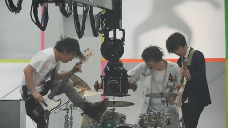 「LIVE for YOU」UNISON SQUARE GARDENのライブ撮影風景。