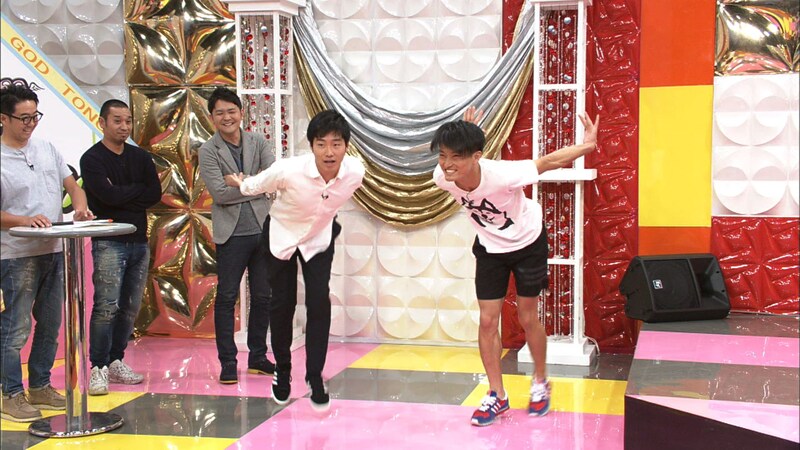 「照れカワ芸人更生プログラム」に挑戦するジャルジャル。(c)テレビ東京