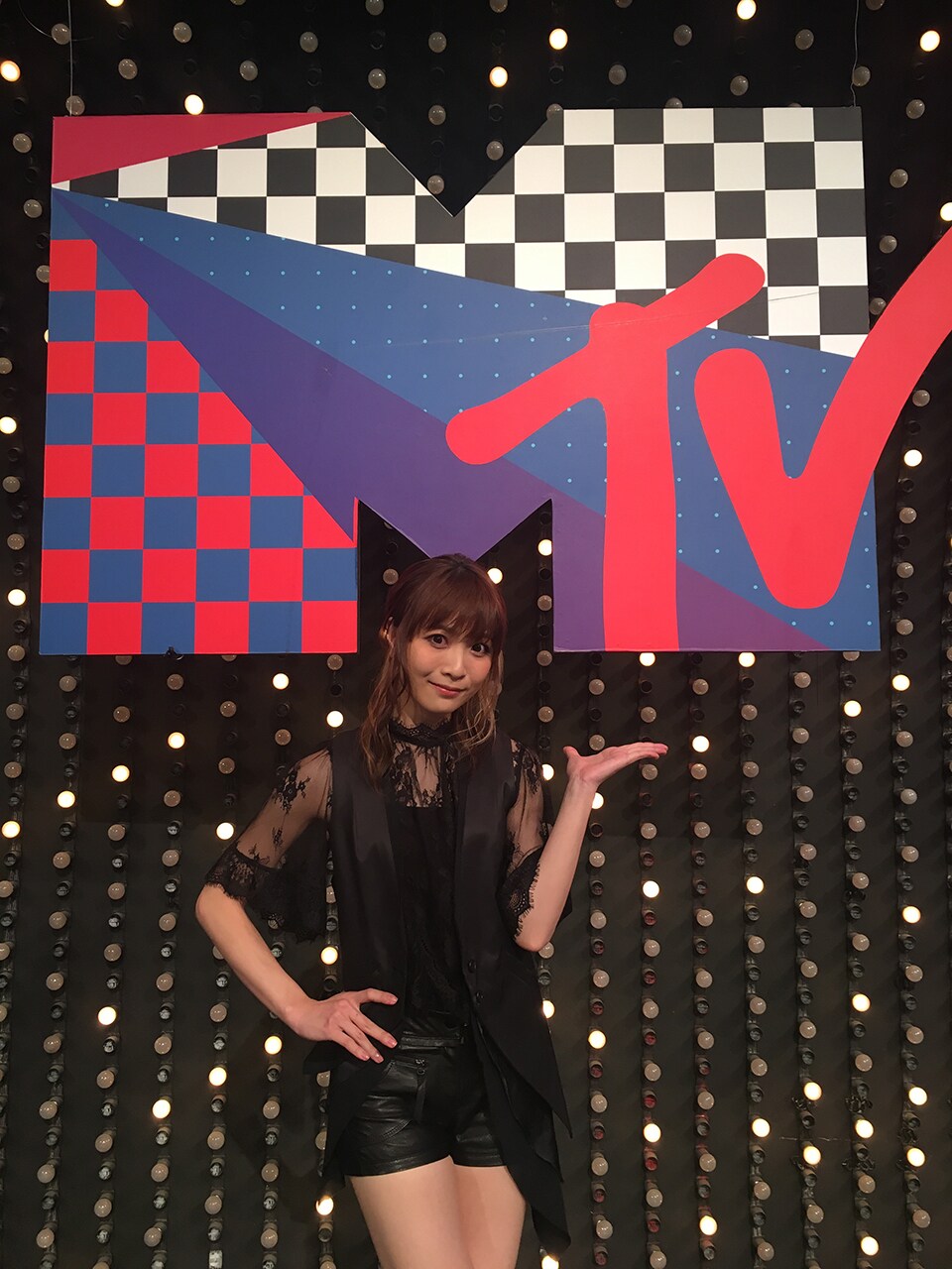 MTV台湾の音楽番組「我愛偶像 Idols of Asia」の収録に参加したMay'n。