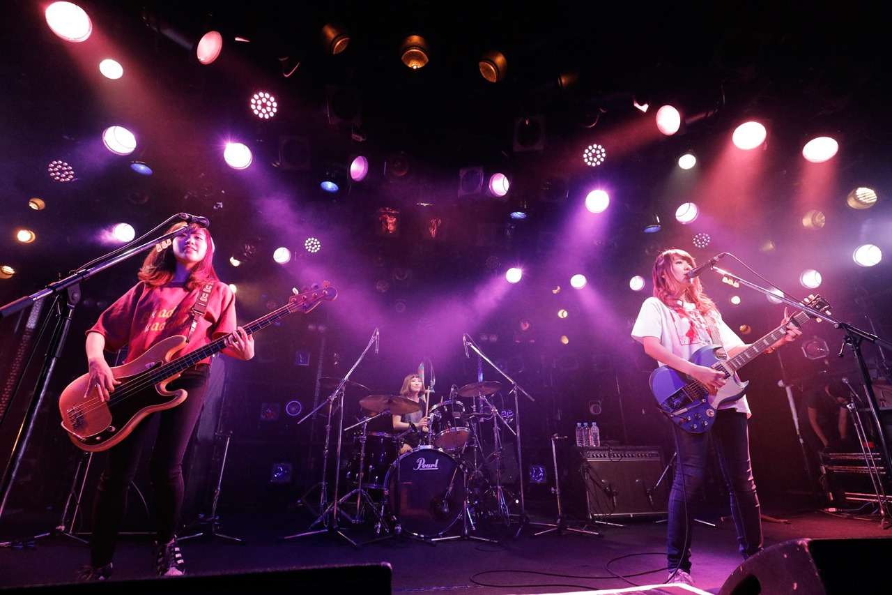 the peggies「宣戦フ告 final（もうすぐクリスマス）～ミクに祈りを、マキコに愛を、ゆうほにお寿司を！！～」東京・渋谷CLUB QUATTRO公演の様子。  （撮影：西田航[WATAROCK]、河邉有実莉[WATAROCK]）