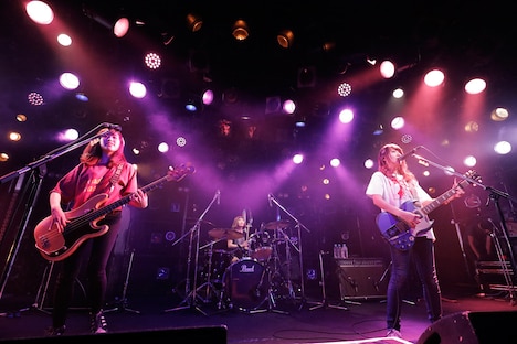 the peggies「宣戦フ告 final（もうすぐクリスマス）～ミクに祈りを、マキコに愛を、ゆうほにお寿司を！！～」東京・渋谷CLUB QUATTRO公演の様子。  （撮影：西田航[WATAROCK]、河邉有実莉[WATAROCK]）