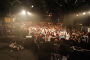 the peggies「宣戦フ告 final（もうすぐクリスマス)～ミクに祈りを、マキコに愛を、ゆうほにお寿司を！！～」東京・渋谷CLUB QUATTRO公演の様子。  （撮影：西田航[WATAROCK]、河邉有実莉[WATAROCK]）