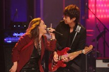 大黒摩季と春畑道哉（TUBE）のコラボライブの様子。 (c)フジテレビ