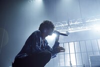 人気画像10位は「米津玄師、2016年締めくくるツアー『はうる』東京で終幕」より、「米津玄師 2016 TOUR / はうる」東京・Zepp Tokyo公演の様子。（撮影：中野敬久）