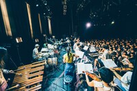 「蓮沼 X 執太」のワンシーン。（撮影：後藤武浩）