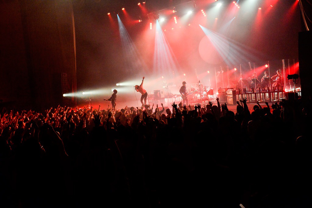 THE BACK HORN「『KYO-MEIホールツアー』～月影のシンフォニー～」東京・中野サンプラザホール公演の様子。（Photo by Rui Hashimoto[SOUND SHOOTER]）