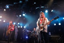 the peggies「宣戦フ告 fainal （もうすぐクリスマス） ～ミクに祈りを、マキコに愛を、ゆうほにお寿司を！！～」東京・渋谷CLUB QUATTRO公演の様子。 （撮影：西田航[WATAROCK]、河邉有実莉[WATAROCK]）