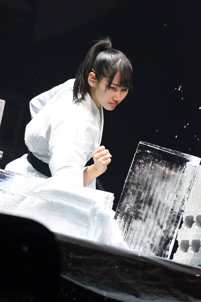 氷柱割りに挑戦する佐保明梨。